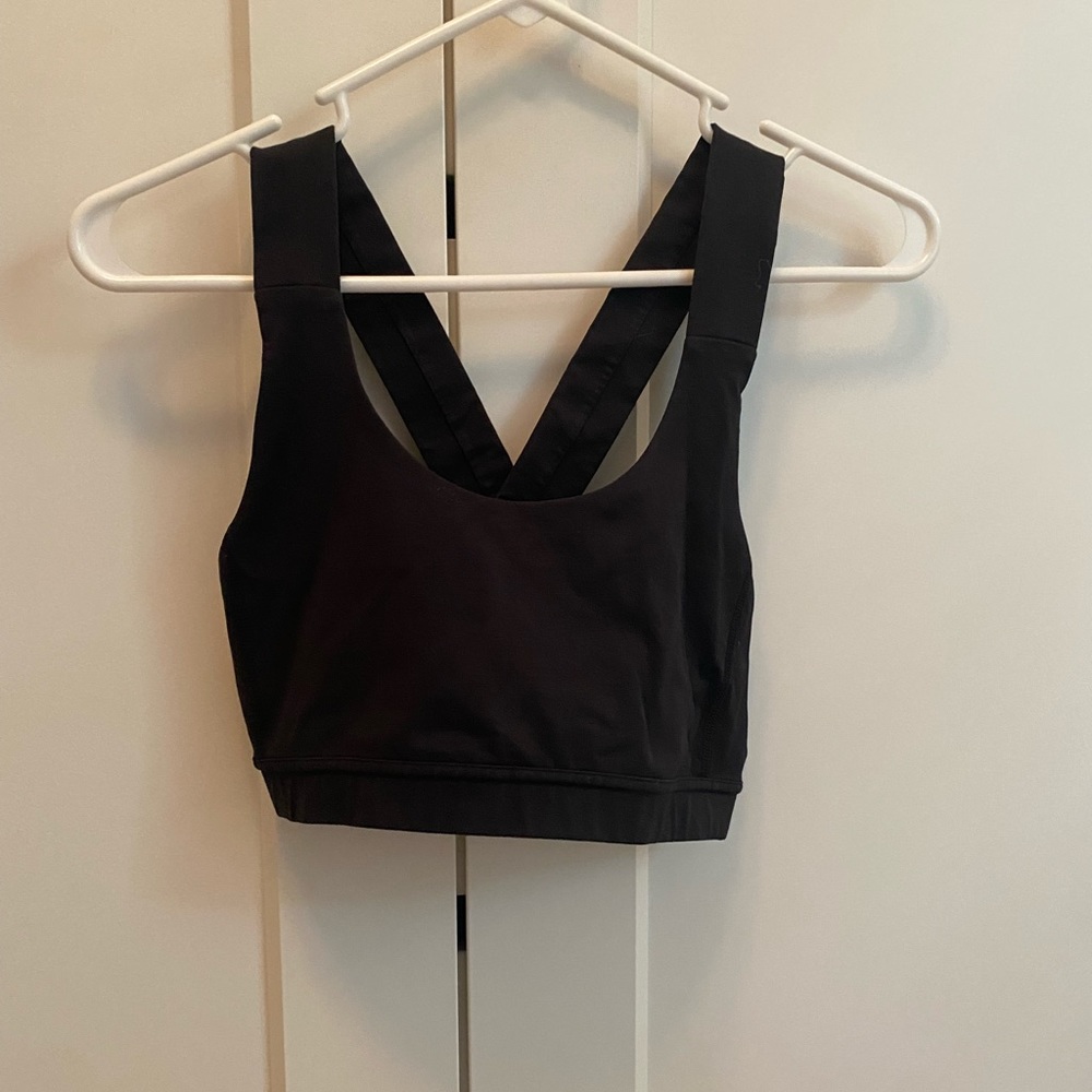 black lululemon sports bra